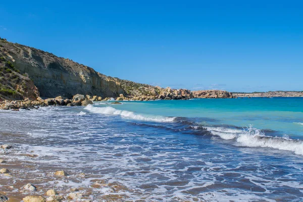Onde Azzurro Mare Mediterraneo Sulla Spiaggia Sabbiosa Imgiebah Bay Vicino — Foto Stock