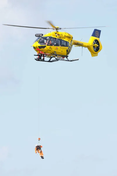 Person Rappels Adac Rescue Helicopter Vertical Flight Shot German Air — Stock Photo, Image