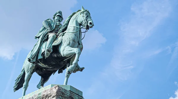 Tiro Ângulo Baixo Estátua Equestre Alemão Kaiser Wilhelm Ponte Hohenzollern — Fotografia de Stock