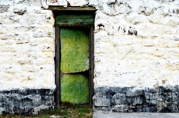Ένας Παλιός Τοίχος Μια Ξεπερασμένη Ξύλινη Πόρτα — Φωτογραφία Αρχείου
