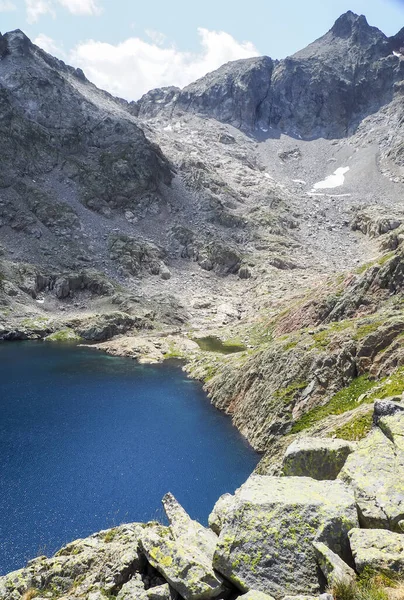 Pionowe Ujęcie Jeziora Pirenejskim Szlaku Haute Wysokopoziomowy Szlak Dalekobieżny Uprawiania — Zdjęcie stockowe