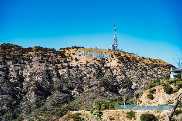 Låg Vinkel Bild Hollywood Sign Med Radiotornet Mount Lee Den — Stockfoto