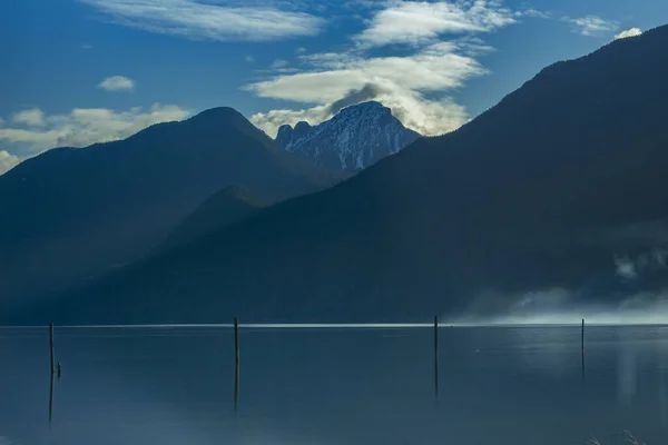 Красивый Снимок Спокойного Озера Фоне Гор — стоковое фото