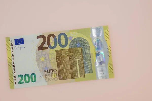 Primer Plano Billete 200 Euros Sobre Fondo Color Melocotón Pálido — Foto de Stock