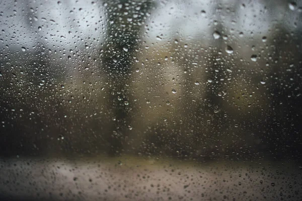 Bir Arabanın Camına Düşen Yağmurun Yakın Plan Görüntüsü — Stok fotoğraf