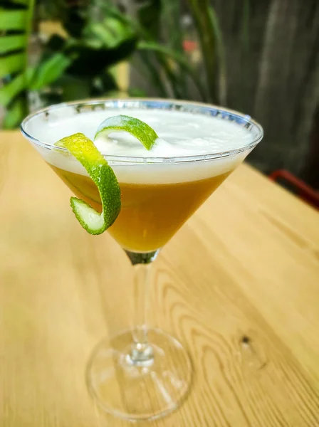 Gros Plan Vertical Cocktail Lime Tequila Sur Une Table Bois — Photo