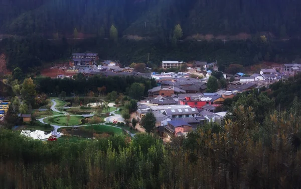 Vue Aérienne Une Petite Ville Avec Bâtiments Résidentiels Parcs Urbains — Photo