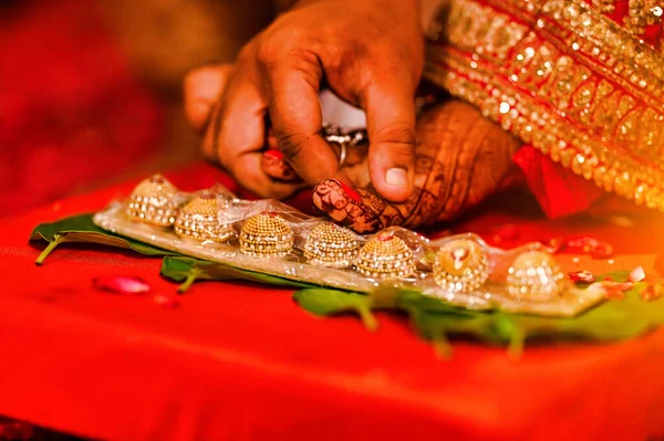 Primer Plano Los Detalles Ceremonia Hindú Tradicional India Ritual Kanyadan — Foto de Stock