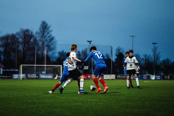 Unge Fodboldspillere Spiller Kampen Karlslund Orebro 2022 - Stock-foto