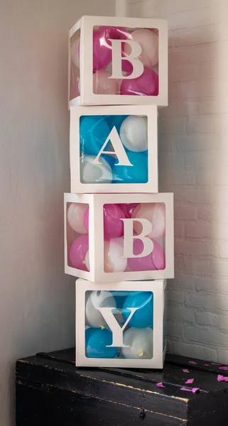 Vertikal Bild Vita Lådor Med Rosa Och Blå Ballonger Ett — Stockfoto