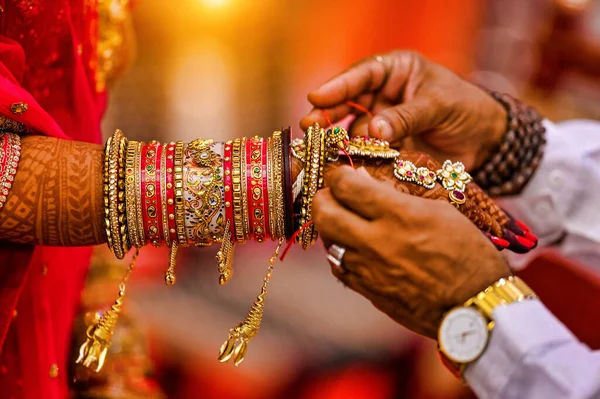 Primer Plano Las Manos Con Tatuajes Henna Durante Una Ceremonia — Foto de Stock