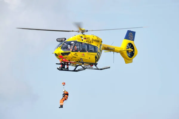 Person Rappels Hovering Adac Rescue Helicopter Flight Shot German Air — Stock Photo, Image