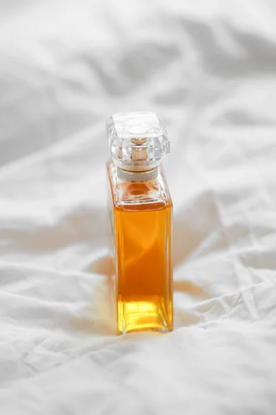 Plano Vertical Una Botella Perfume Lujo Sobre Una Sábana Blanca — Foto de Stock