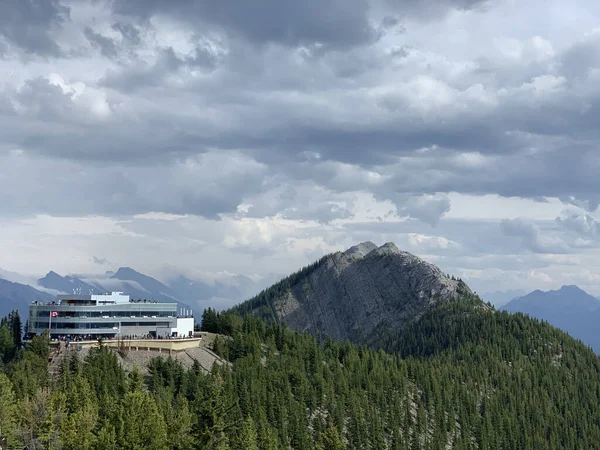 Uma Vista Aérea Restaurante Observatório Montanha Enxofre Parque Nacional Banff — Fotografia de Stock