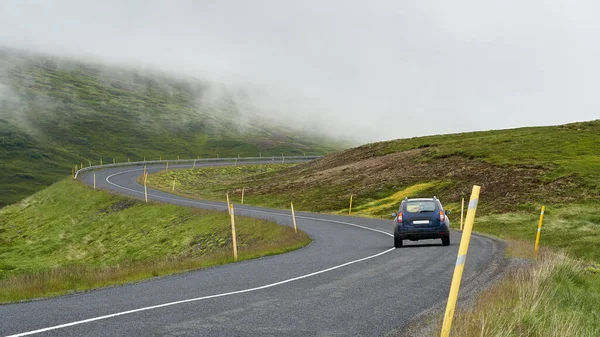 Een Achteraanzicht Van Auto Kronkelende Asfalt Bergweg Ijsland — Stockfoto