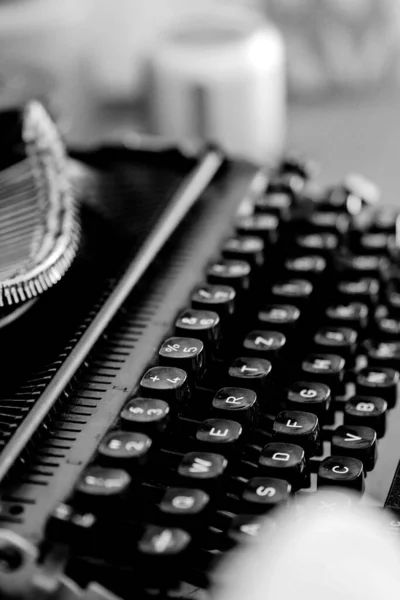 Grayscale Closeup Shot Old Vintage Typewriter Blurred Background — Stock Photo, Image
