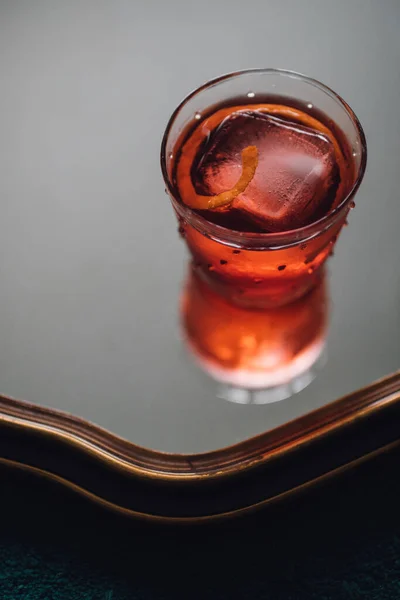 Leuchtend Roter Negroni Cocktail Gin Campari Wermut Drink Auf Spiegel — Stockfoto