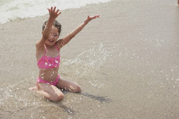 Dziewczyna Różowym Bikini Bawiąca Się Szczęśliwie Brzegu Plaży Falami Słoneczny — Zdjęcie stockowe