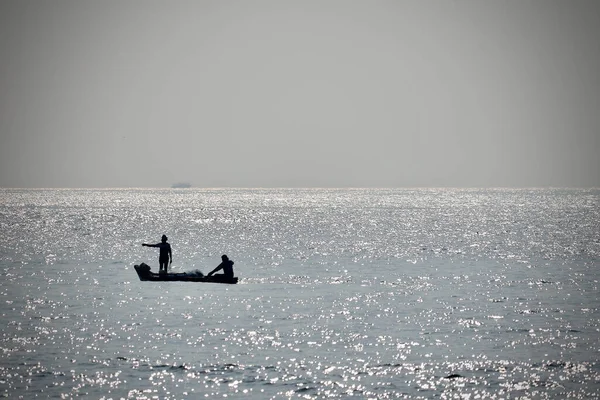 Una Silhouette Pescatori Che Pescano Nell Oceano Golfo Del Bengala — Foto Stock