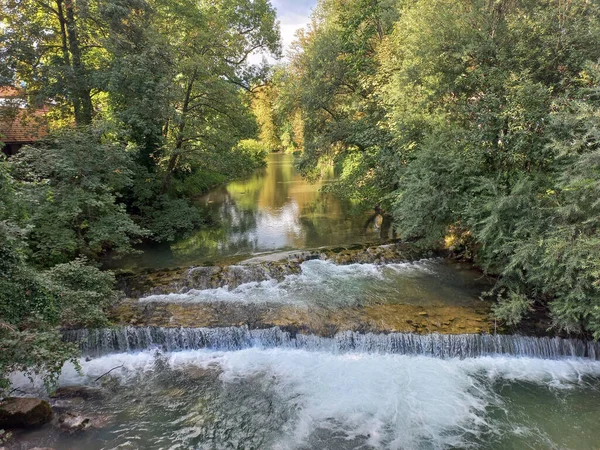 自然の中で川の滝の無人機によるショット — ストック写真