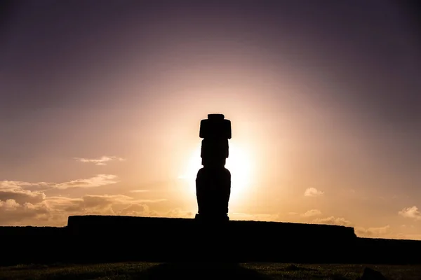 Una Vista Panorámica Una Antigua Silueta Estatua Piedra Moai Isla — Foto de Stock