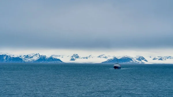 背景にスピッツベルゲン島に雪の山と青い大西洋の大きな船 — ストック写真
