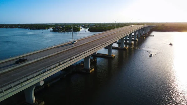 Carros Que Dirigem Uma Ponte Estrada Através Rio — Fotografia de Stock