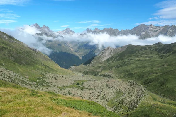 Malowniczy Widok Skaliste Pireneje Pasmo Górskie Pokryte Zielenią Chmurami — Zdjęcie stockowe
