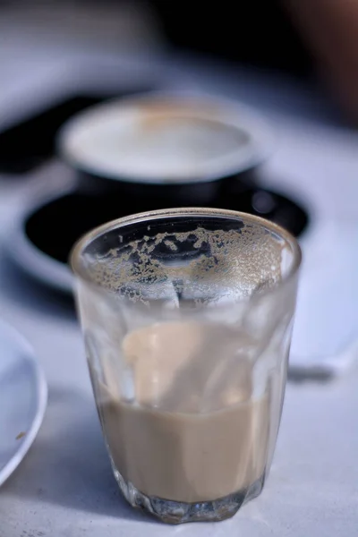 Egy Fél Pohár Tejes Kávé Függőleges Közelsége — Stock Fotó