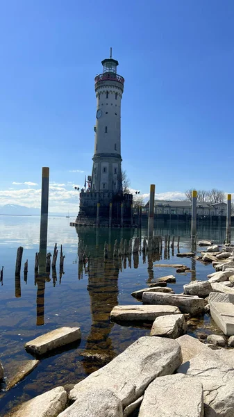 晴れた日にコンスタンス湖のリンダウ港の新しい灯台の垂直ショット — ストック写真