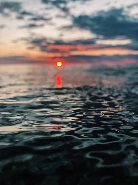 Primer Plano Superficie Del Agua Calma Contra Cielo Atardecer Una — Foto de Stock