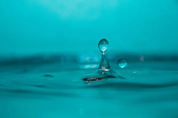青い背景の水滴の写真 — ストック写真