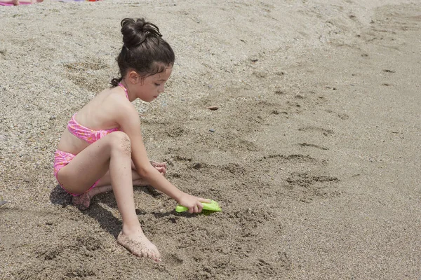 Flicka Rosa Bikini Som Leker Glatt Stranden Solig Sommardag Vera — Stockfoto