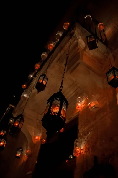 马耳他港口城市比尔古一座老房子的立面装饰着许多灯笼 点着红色的蜡烛庆祝当地的节日 — 图库照片