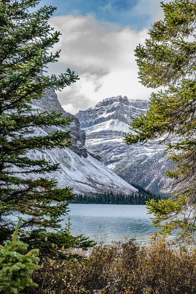 Vertikální Záběr Krajinu Jezerem Horami Kanadská Povaha Národní Park Banff — Stock fotografie