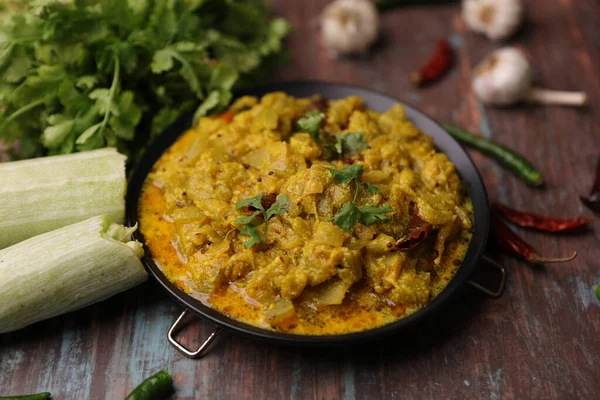 Primo Piano Vegetale Kadai Decorato Con Verdi Una Pentola Tavolo — Foto Stock