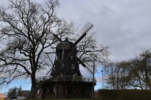 Eine Windmühle Alten Stil Umgeben Von Trockenen Bäumen Unter Einem — Stockfoto