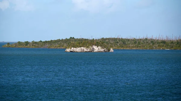 Die Schöne Aufnahme Von Türkisfarbenem Meerwasser Mit Einer Bucht Hintergrund — Stockfoto