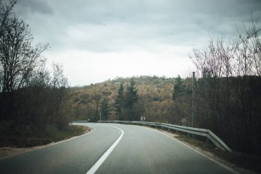 Ormanda güzel bir yol manzarası..