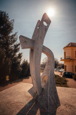 Brcko 'da Hasan Aganoviç' e yapılan güzel heykelin dikey çekimi