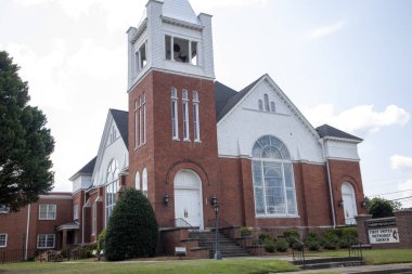 Appling, Ga USA 08 20 21: Büyük tarihi tuğla kilise ve peyzaj