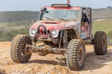 Portekiz Ulusal Arazi Şampiyonası 2017 'de çamurla kaplı bir off-road yarış arabası.