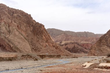 Çöl manzaralı kayalık dağlar gün ışığında
