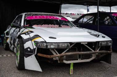 Bir Nissan Silvia S13 modifiye edildi ve yarış için hazırlandı