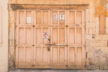 Tahta kapının güzel bir görüntüsü.