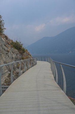 Arka planda gökyüzü olan güzel bir patika manzarası
