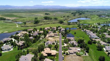 Arka planda tepeler olan bir kasabanın manzarası.