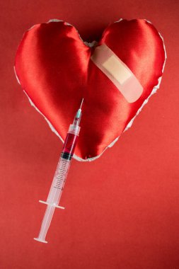 Şırıngalı ve köpük kalpli bir kan bağışı teması.