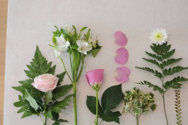 Hafif arka planda çiçekli bir daire.