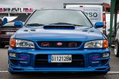 Birinci nesil mavi Subaru Impreza STI Mk1 ralli arabasının ön görüntüsü